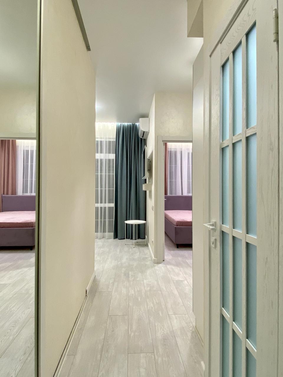 Евро трехкомнатный апартамент с балконом на первой линии в Сириусе АЛС 5-277