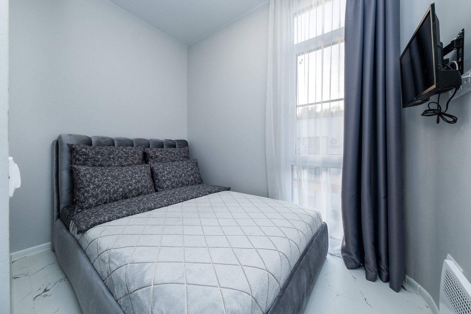 Насладитесь солнцем и комфортом в прекрасных апартаментах с отдельной спальней в Сочи