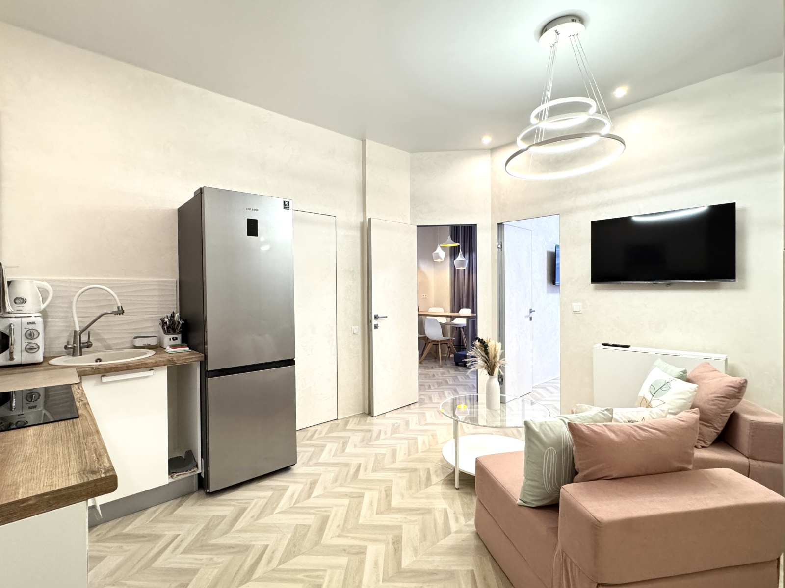 Евро трехкомнатный апартамент с балконом на первой линии в Сириусе АЛС 6-366