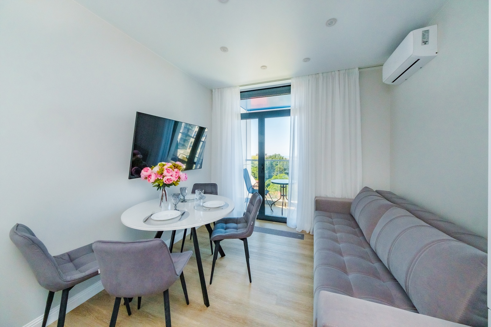 Идеальный вариант для отпуска в Сочи – стильная, небольшая, но функциональная студия с видом на морские просторы!