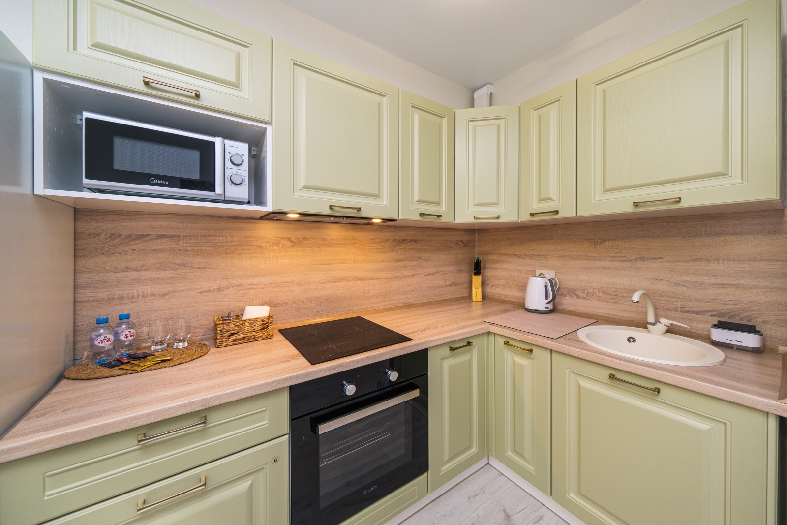 Сочи ждёт вас! Откройте для себя идеальный уголок комфорта в наших апартаментах!  ???? Описание:  Приглашаем вас в новый жилой комплекс "Кислород", где вас окутает атмосфера уюта и гостеприимства. Представьте: вы просыпаетесь под лучами солнца, а из 