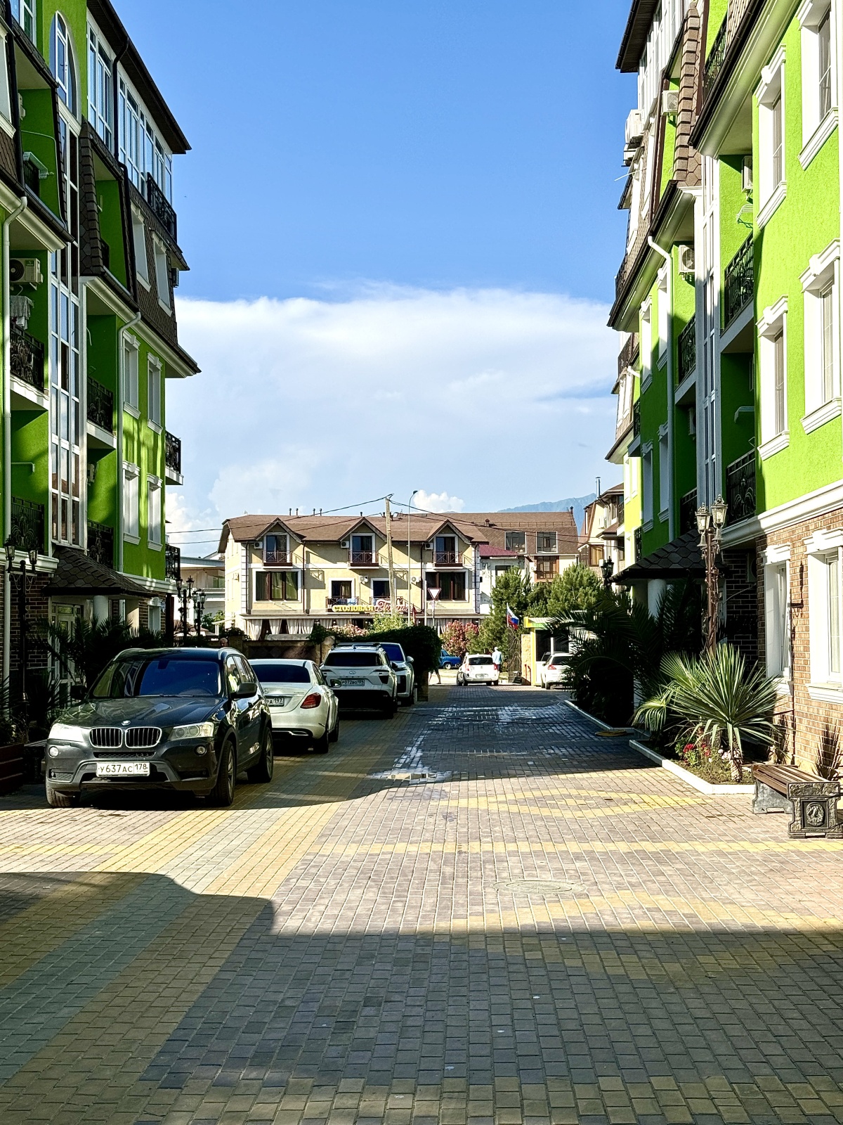 Евро двухкомнатный апартамент с балконом на первой линии в Сириусе АЛС 7-441