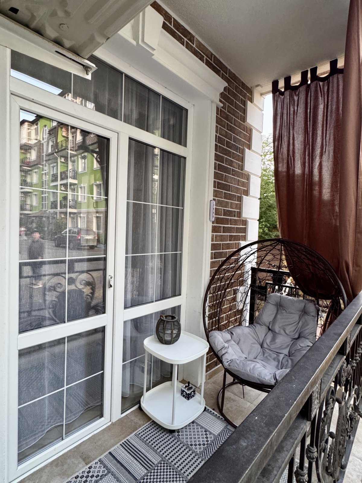 Евро трехкомнатный апартамент с балконом на первой линии в Сириусе АЛС 6-366