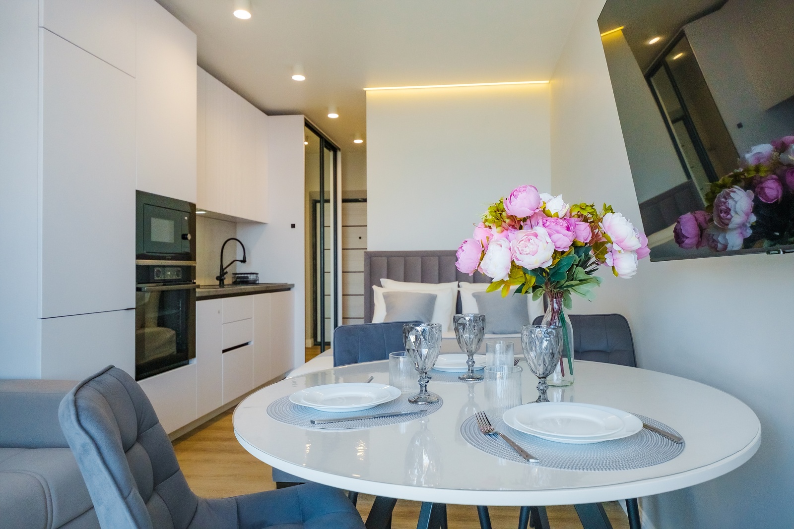 Идеальный вариант для отпуска в Сочи – стильная, небольшая, но функциональная студия с видом на морские просторы!