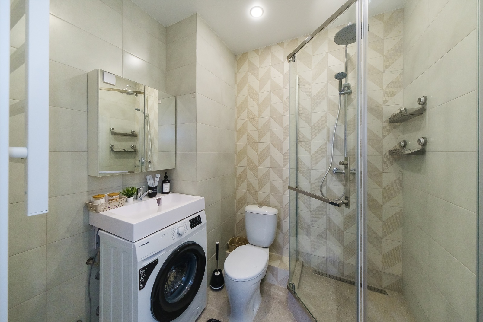 Добро пожаловать в нашу обновленную студию с двумя балконами, откуда открывается захватывающая панорама на морские просторы и Сочинский национальный парк!