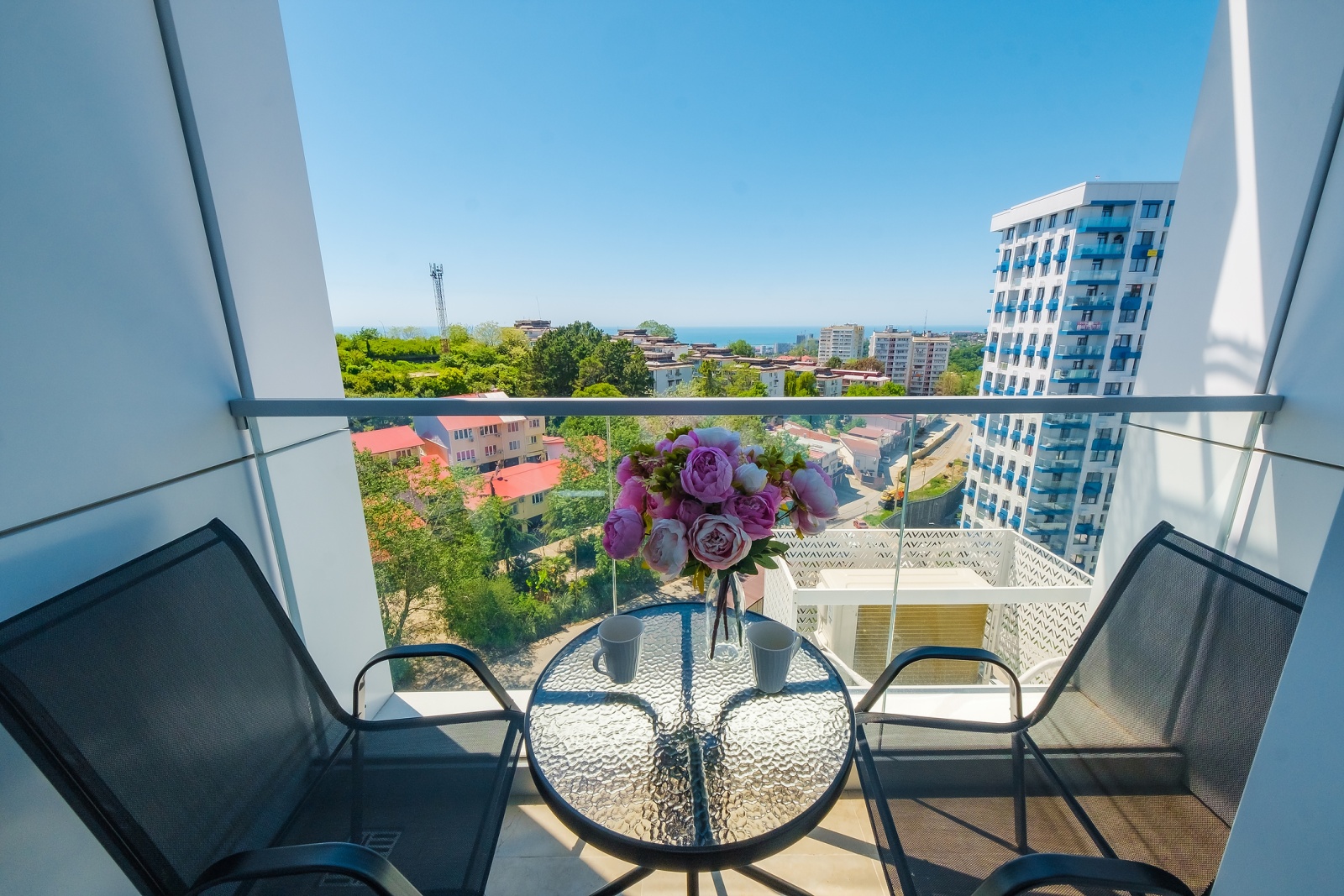 Идеальный вариант для отпуска в Сочи – стильная, небольшая, но функциональная студия с видом на морские просторы!