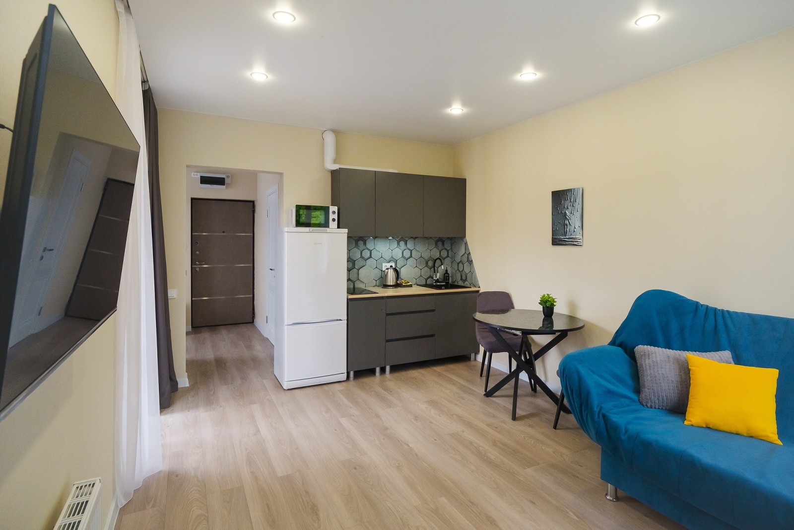 Добро пожаловать в нашу обновленную студию с двумя балконами, откуда открывается захватывающая панорама на морские просторы и Сочинский национальный парк!