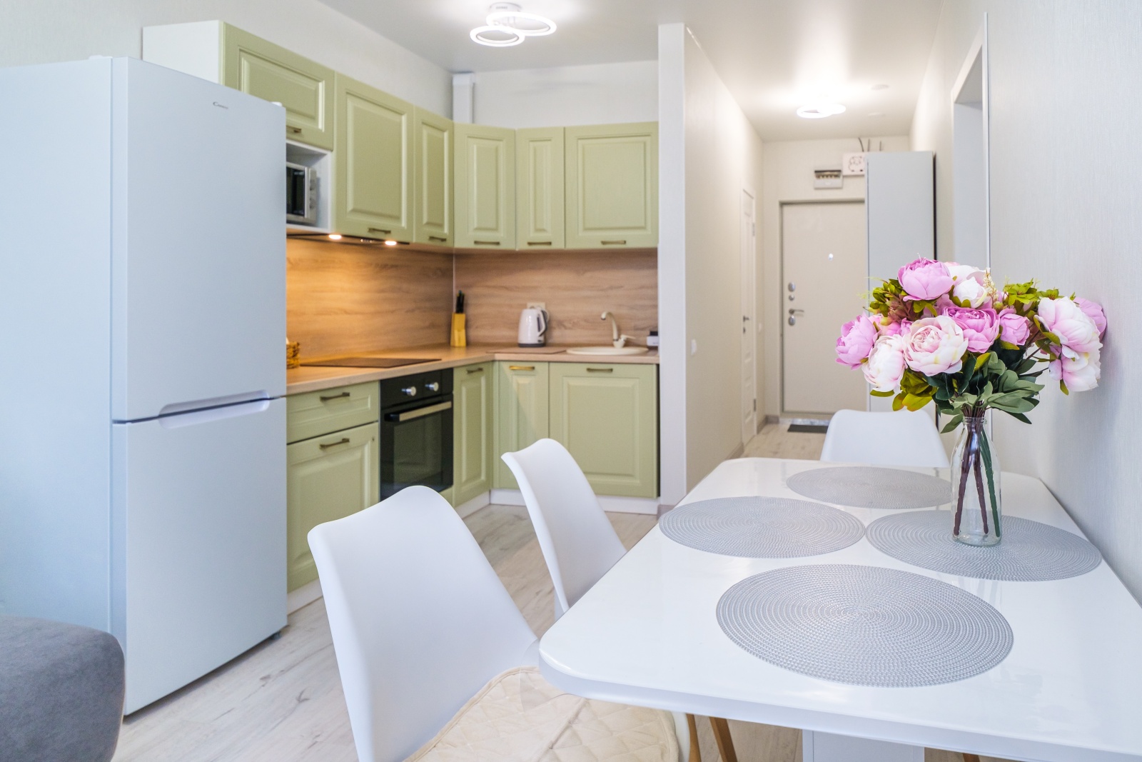 Сочи ждёт вас! Откройте для себя идеальный уголок комфорта в наших апартаментах!  ???? Описание:  Приглашаем вас в новый жилой комплекс "Кислород", где вас окутает атмосфера уюта и гостеприимства. Представьте: вы просыпаетесь под лучами солнца, а из 