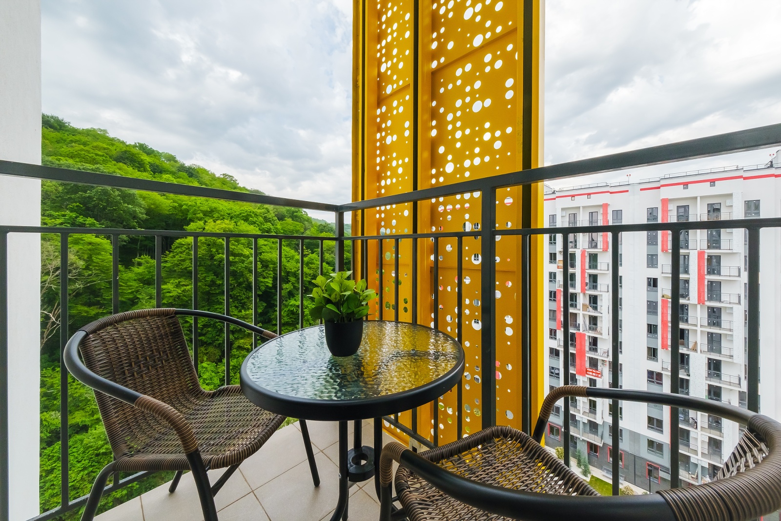 Добро пожаловать в нашу обновленную студию с двумя балконами, откуда открывается захватывающая панорама на морские просторы и Сочинский национальный парк!