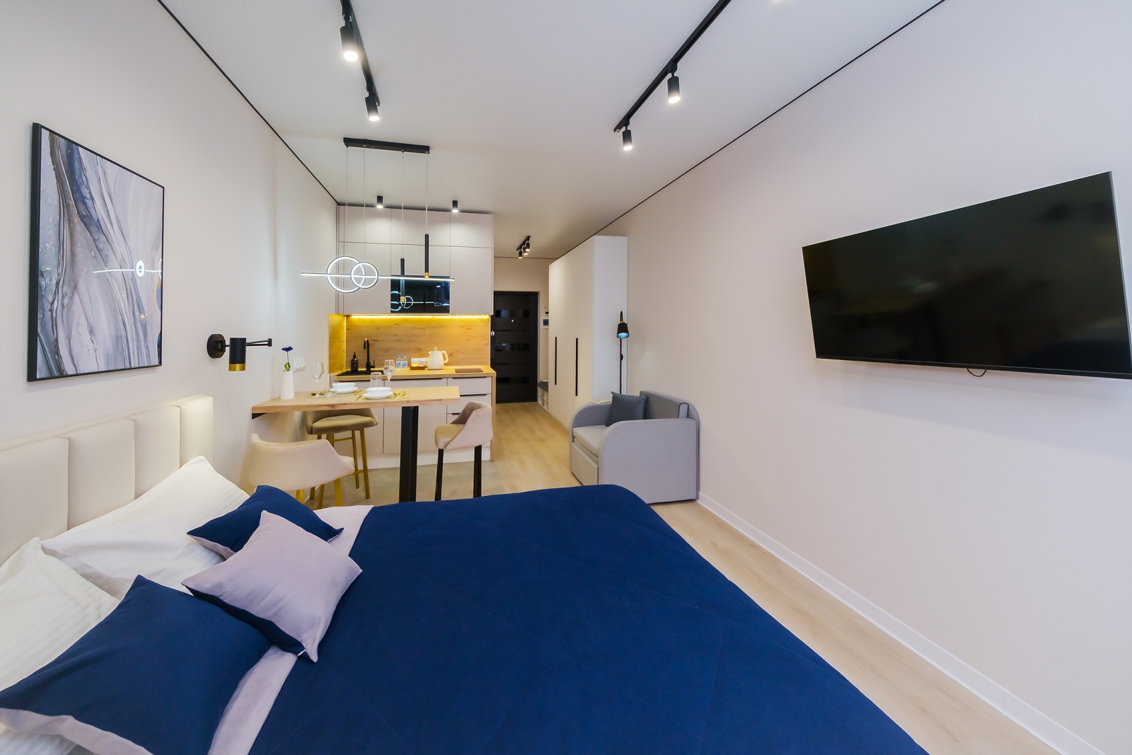 Предлагаем остановиться в новой, уютной студии, расположенной в жилом комплексе "Сочи Парк", из окон которой открывается захватывающий вид!