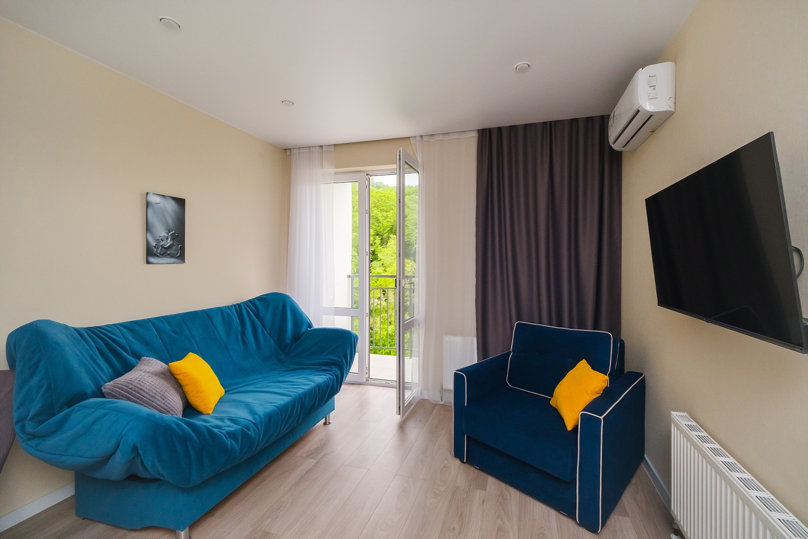 Добро пожаловать в нашу обновленную студию с двумя балконами, откуда открывается захватывающая панорама на морские просторы и Сочинский национальный парк!