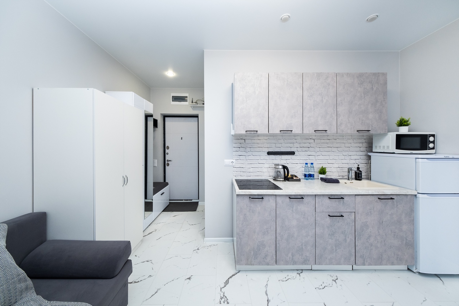 Насладитесь солнцем и комфортом в прекрасных апартаментах с отдельной спальней в Сочи