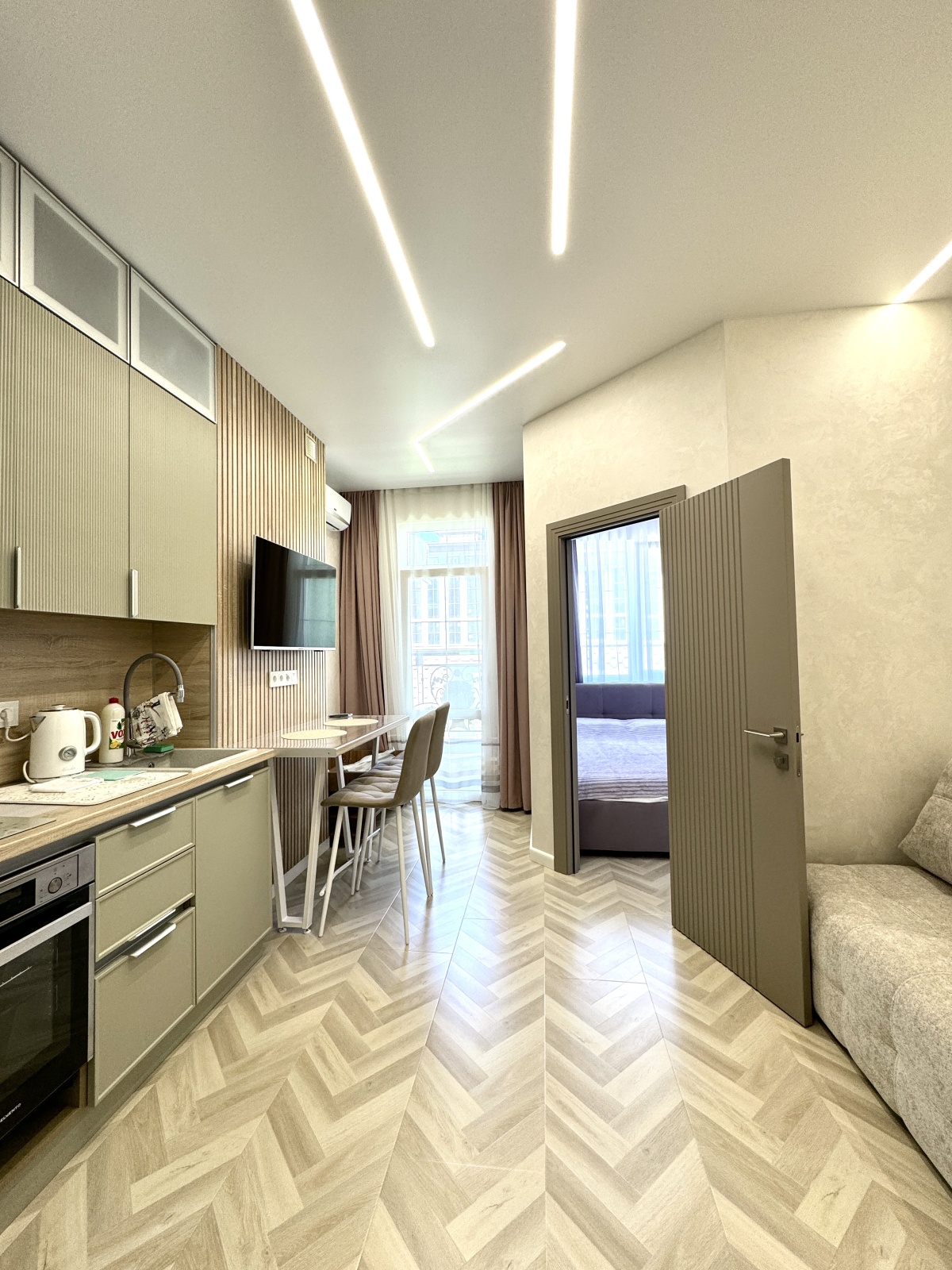 Евро двухкомнатный апартамент с балконом на первой линии в Сириусе АЛС 7-441