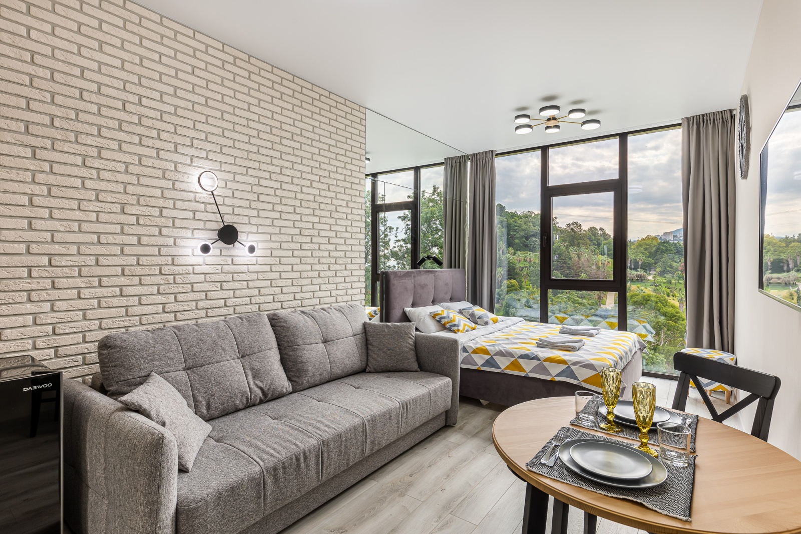 Студия с тропическим видом в центре Сочи