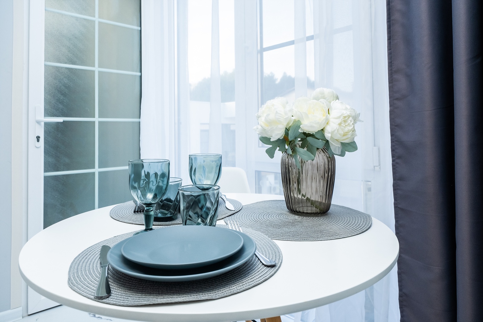 Насладитесь солнцем и комфортом в прекрасных апартаментах с отдельной спальней в Сочи