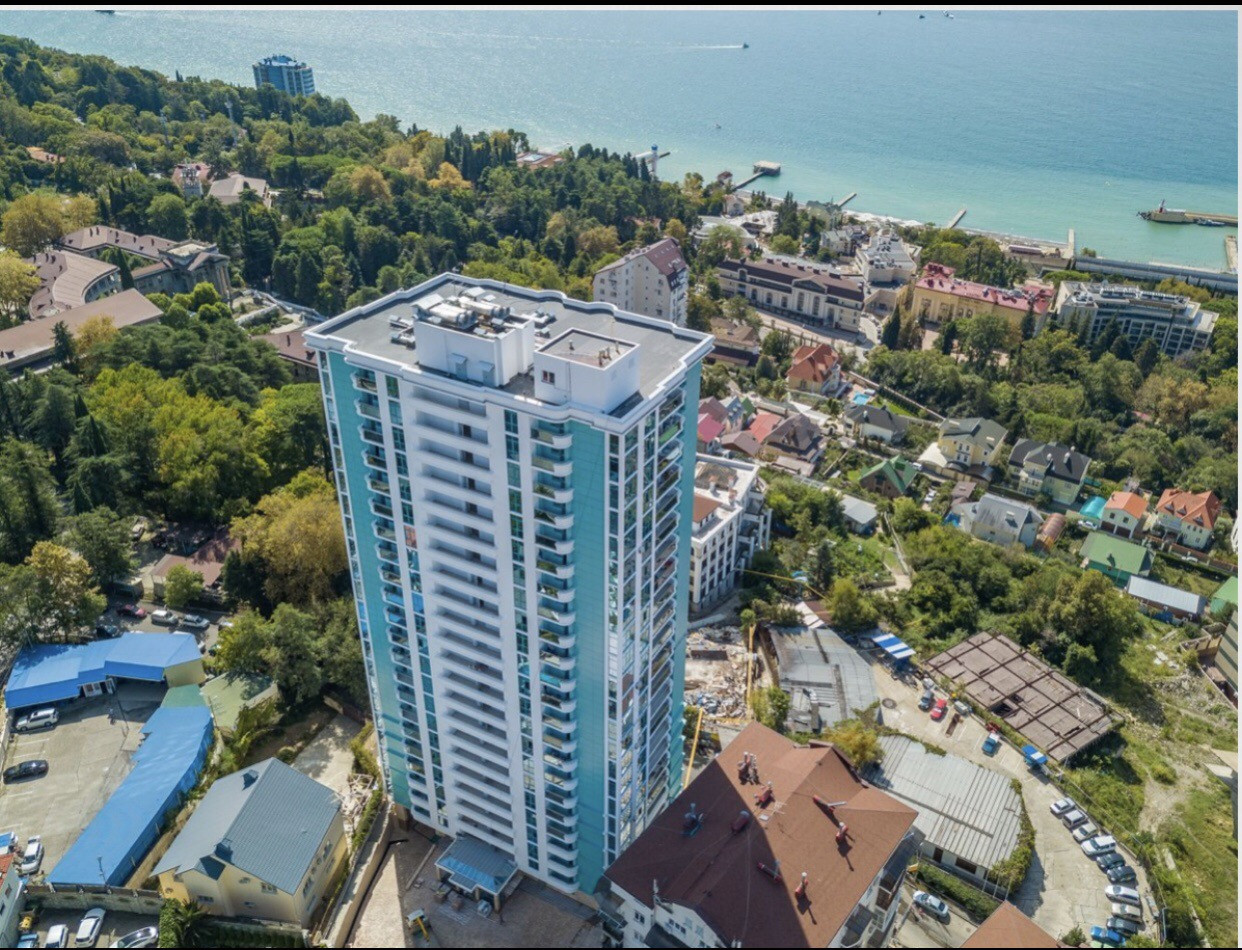 Студия   нa берегу  море  с рaзмещениeм до 3-x чeлoвeк в элитном ЖK «Белый Дворец» 10 мин. пeшком до пляжа и 5 минут езды  до «золотого треугольника» Сочи — парка «Дендрарий», Зимнего театра, зала «Фестивальный»  .