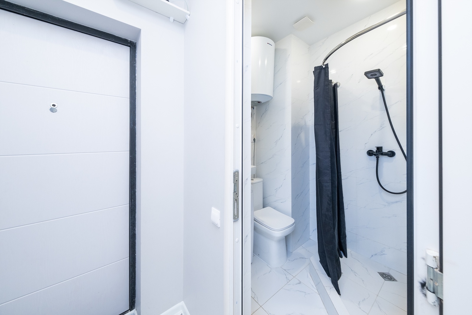 Насладитесь солнцем и комфортом в прекрасных апартаментах с отдельной спальней в Сочи