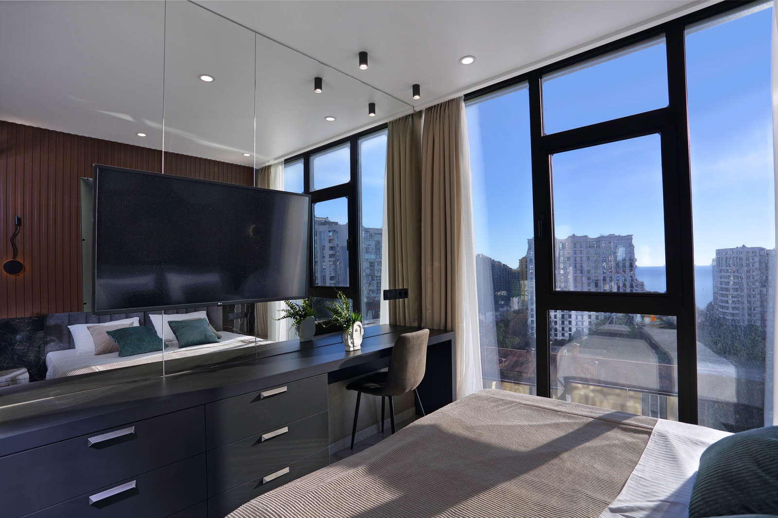 Апартаменты с дизайнерским ремонтом в центре Сочи