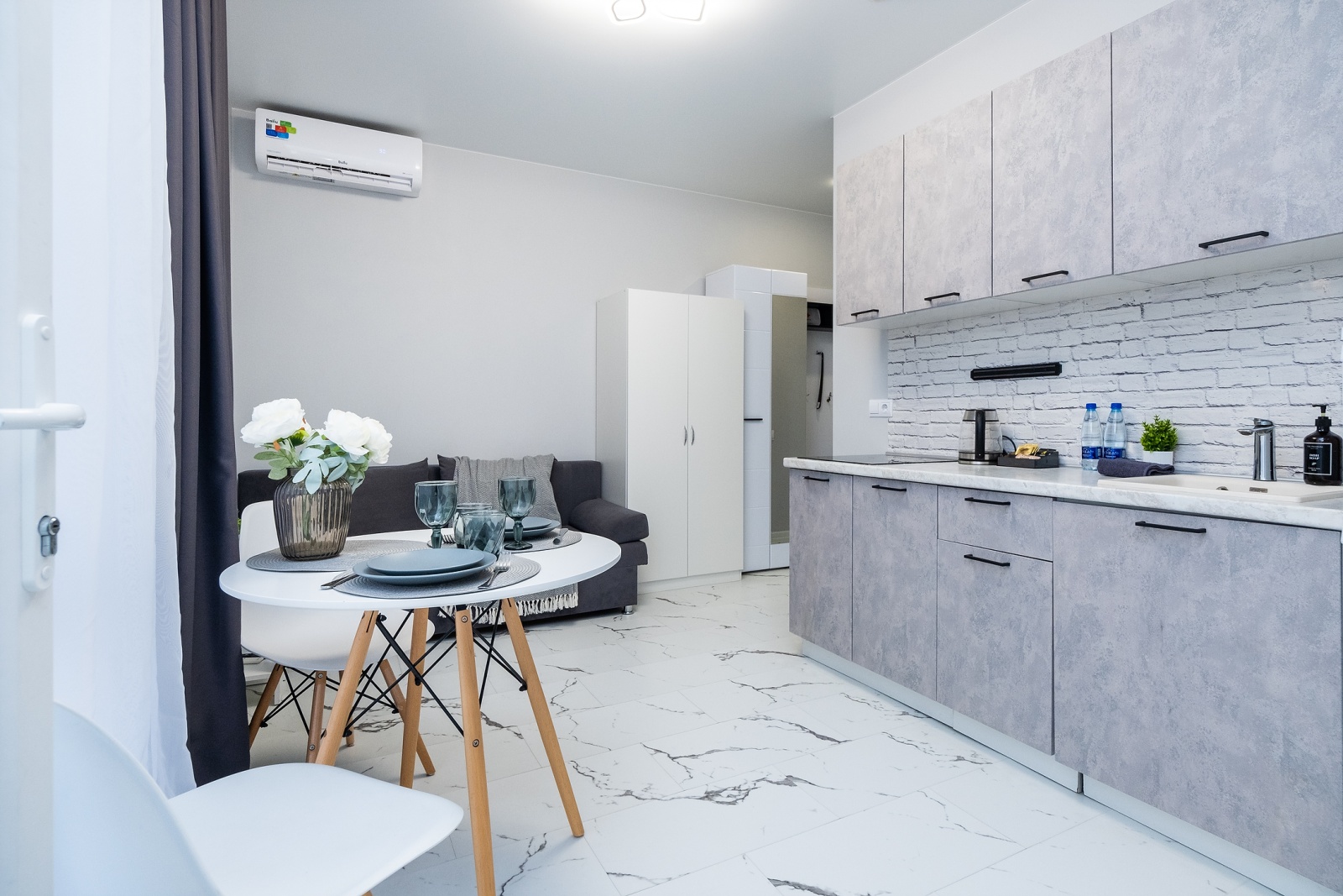 Насладитесь солнцем и комфортом в прекрасных апартаментах с отдельной спальней в Сочи