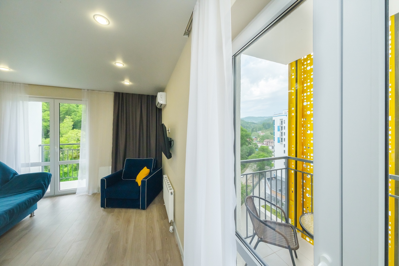 Добро пожаловать в нашу обновленную студию с двумя балконами, откуда открывается захватывающая панорама на морские просторы и Сочинский национальный парк!